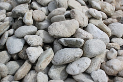 Kamenclub.ru: Бело-серый валунчик фр.100-300 мм.  купить в Костроме крупный камень для ландшафта серый, белый бело-серый валун крупная галька 4500 руб/т   фото КАМЕНЬ КЛУБ