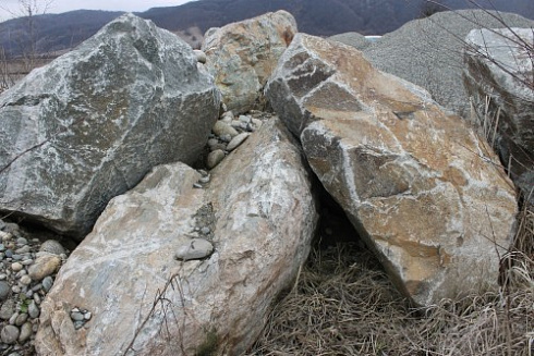 Kamenclub.ru: Гранит скальник (серо-зеленый) фр. 500-1500 мм.  купить в Костроме гранит мрамор  серый зеленый темно-серый глыба скальная колотая ландшафтная 7 500 руб/т   фото КАМЕНЬ КЛУБ