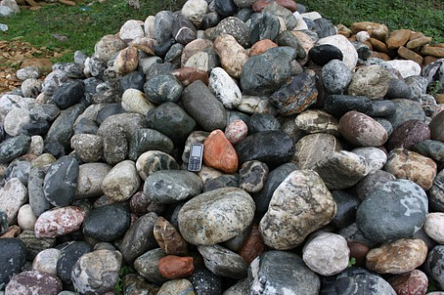 Kamenclub.ru: Ландшафтные валунчики фр.100-500 мм.  купить в Костроме крупный природный камень серый, темно-серый, светло-серый речной валун крупный 4800 руб/т   фото КАМЕНЬ КЛУБ