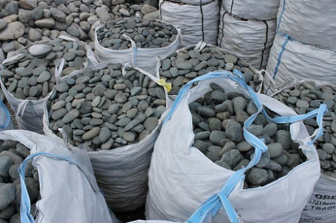 Kamenclub.ru: Темно-серый валунчик фр.100-300 мм.  купить в Костроме крупный природный камень серый, темно-серый, светло-серый речная галька большого размера окатанная 4500 руб/т   фото КАМЕНЬ КЛУБ