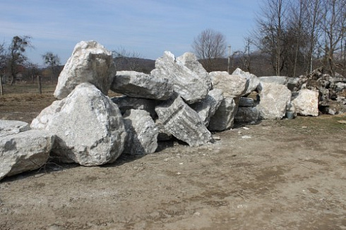 Kamenclub.ru: Мраморизированный известняк фр.500-1500 мм.  купить в Костроме    10000 руб/т   фото КАМЕНЬ КЛУБ