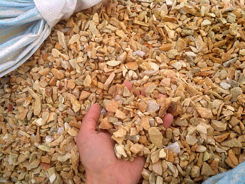 Kamenclub.ru: Щебень крошка желтый (ЗЛАТОЛИТ) фр. 10-20 мм.  купить в Костроме златолит бежевый, золотистый, желтый каменная декоративная крошка щебня златолита 10800 руб/т   фото КАМЕНЬ КЛУБ