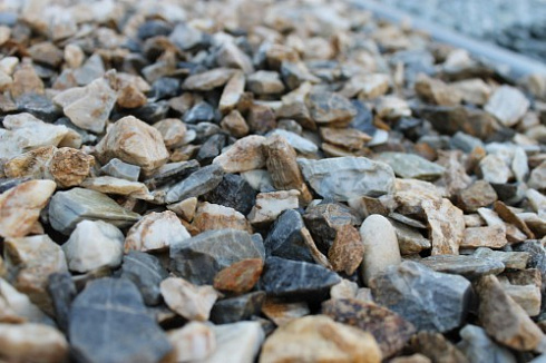 Kamenclub.ru: Мраморная крошка (щебень крошка медовый), фр. 10-20 мм.  купить в Костроме песчаник бежевый, серый каменная ландшафтная крошка  12000 руб/т   фото КАМЕНЬ КЛУБ