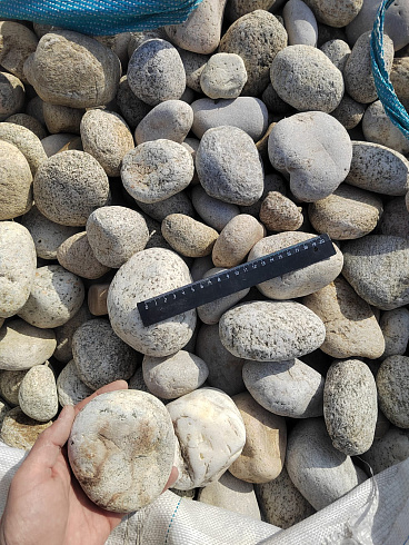 Kamenclub.ru: Галька речная окат (серо-белая) фр. 70-120 мм купить  в Костроме галька галечник бело-серая, серо-белая, серая, белая речная природная галька  8000 руб/т   фото КАМЕНЬ КЛУБ