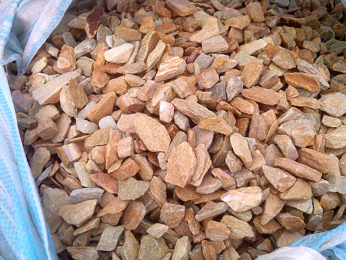 Kamenclub.ru: Щебень крошка желтый (ЗЛАТОЛИТ) фр. 10-20 мм.  купить в Костроме златолит бежевый, золотистый, желтый каменная декоративная крошка щебня златолита 10800 руб/т   фото КАМЕНЬ КЛУБ