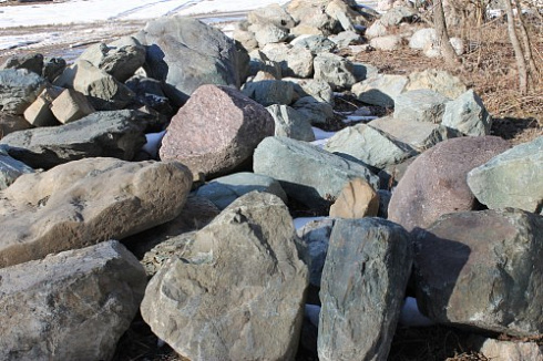 Kamenclub.ru: Гранит скальник (серо-зеленый) фр. 500-1500 мм.  купить в Костроме гранит мрамор  серый зеленый темно-серый глыба скальная колотая ландшафтная 7 500 руб/т   фото КАМЕНЬ КЛУБ