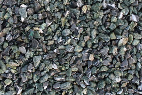 Kamenclub.ru: Мраморная крошка (щебень галтованный микс:зеленый-черный) фр.10-20 мм.  купить в Костроме мрамор зеленый, черный декоративные ландшафтные окатанные округлые камни щебня 14500 руб/т   фото КАМЕНЬ КЛУБ