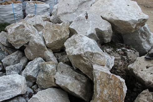 Kamenclub.ru: Мраморизированный известняк фр. 100-500 мм.  купить в Костроме известняк серый белый темно-серый сероватый валун природного образования окатанный 10500 руб/т   фото КАМЕНЬ КЛУБ