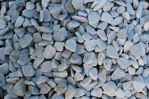 Kamenclub.ru: Мраморная крошка (щебень галтованный белый), фр.20-40 мм.  купить в Костроме мрамор белый бежевый молочный мраморный щебень декоративный 17000 руб/т   фото КАМЕНЬ КЛУБ