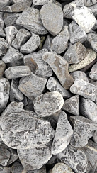 Kamenclub.ru: Щебень галтованный черный (мрамор) фр.40-70 мм.  купить в Костроме мрамор черный с белыми прожилками, черный, белый щебень галтованный округлый 13500 руб/т   фото КАМЕНЬ КЛУБ