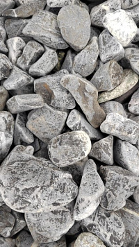 Kamenclub.ru: Щебень галтованный черный (мрамор) фр.40-70 мм.  купить в Костроме мрамор черный с белыми прожилками, черный, белый щебень галтованный округлый 13500 руб/т   фото КАМЕНЬ КЛУБ