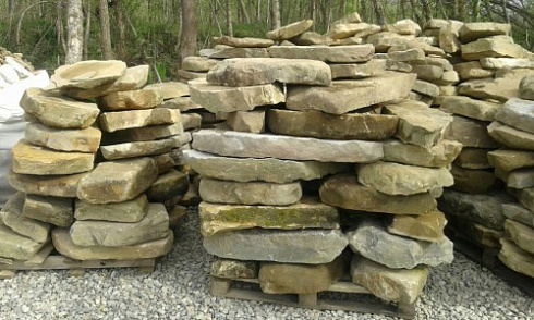 Kamenclub.ru: Песчаник плиты - плахи - пошаговые дорожки (фр. 70-150 мм)  купить в Костроме песчаник серый бежевый желтый зеленый колотый песчаник строительный 6500 руб/т   фото КАМЕНЬ КЛУБ