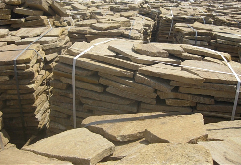 Kamenclub.ru: Песчаник пластушка желтый с рисунком (3 см)  купить в Костроме песчаник желтый с рисунком, рыжий, желтый песчаник пластушка ландшафтная рваная 8 500 руб/м3   фото КАМЕНЬ КЛУБ