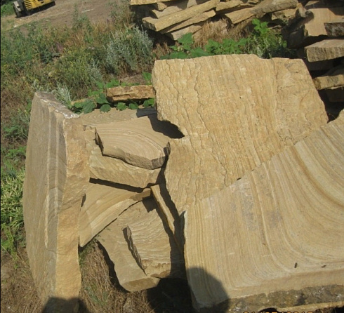 Kamenclub.ru: Форматный камень (плаха) пошаговая дорожка от 70-150 см (4 -12 см)  купить в Костроме плитняк  форматный плаха желтый песчаник 9 000 руб/т   фото КАМЕНЬ КЛУБ