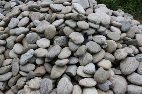 Kamenclub.ru: Галька речная плоская (бело-серая) фр. 100-200-300 мм. купить  в Костроме галька речная плоская серый, белый, бело-серый, серо-белый речная галька плоская  9000 руб/т   фото КАМЕНЬ КЛУБ