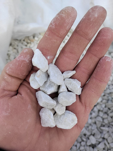 Kamenclub.ru: Мраморная крошка, щебень, цвет-белый, фр. 10-20 мм.  купить в Костроме мрамор белый, молочный айвори каменная ландшафтная декоративная крошка шебня 12000 руб/т   фото КАМЕНЬ КЛУБ