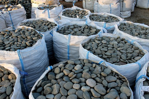 Kamenclub.ru: Галька речная плоская (темно-серая) фр. 100-200-300 мм. купить  в Костроме галька речная плоская темно-серый, серый, синий речной галечник плоский 9000 руб/т   фото КАМЕНЬ КЛУБ