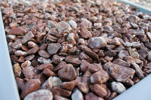 Kamenclub.ru: Мраморная крошка (щебень галтованный розовый) фр.10-20 мм.  купить в Костроме мрамор розовый, красный ландшафтный декоративный окатанный округлый щебень 15000 руб/т   фото КАМЕНЬ КЛУБ