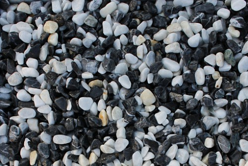 Kamenclub.ru: Мраморная крошка (щебень крошка микс : белый-черный-розовый) фр. 5-10 мм.  купить в Костроме мрамор белый, черный, розовый, разноцветный микс декоративная мраморная каменная крошка 12000 руб/т   фото КАМЕНЬ КЛУБ