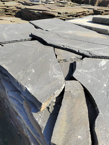 Kamenclub.ru: Песчаник пластушка светло-серый (2,0 см)  купить в Костроме плитняк- ластушка светло-серый, серый рваный ландшафтный плитняк колотый 13800 руб/м3   фото КАМЕНЬ КЛУБ