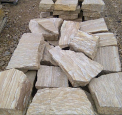 Kamenclub.ru: Песчаник пластушка желтый с рисунком (7-15 см)  купить в Костроме плитняк - пластушка - бут желтый песчаник 10200 руб/м3   фото КАМЕНЬ КЛУБ