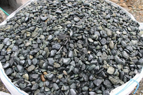 Kamenclub.ru: Щебень галтованный зеленый (змеевик) фр. 20-40 мм.  купить в Костроме мрамор зеленый, салатовый оголтованный щебень мраморный 12500 руб/т   фото КАМЕНЬ КЛУБ