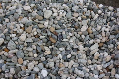 Kamenclub.ru: Галька речная окат (ассорти) фр. 50-100 мм. купить  в Костроме галька природная округлая серая белая черная серая коричневая синяя галька речная окатанная округлая 6200 руб/т   фото КАМЕНЬ КЛУБ