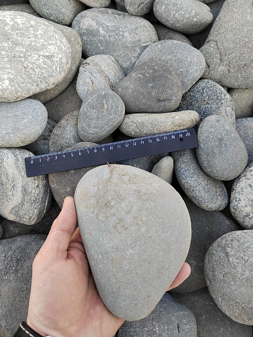 Kamenclub.ru: Галька речная плоская (ассорти) фр. 70-150 мм. купить  в Костроме галька галечник серый белый темно-серый синий светло-серый плоская природная галька  9000 руб/т   фото КАМЕНЬ КЛУБ