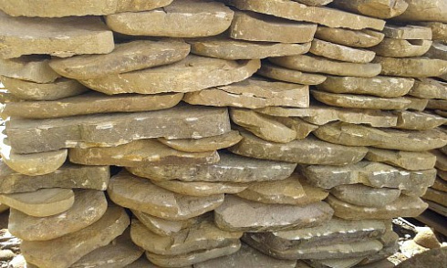 Kamenclub.ru: Песчаник колотый для облицовки (фр. 2-3 см)  купить в Костроме песчаник бежевый серый рыжий песчаник строительный 5000 руб/т   фото КАМЕНЬ КЛУБ