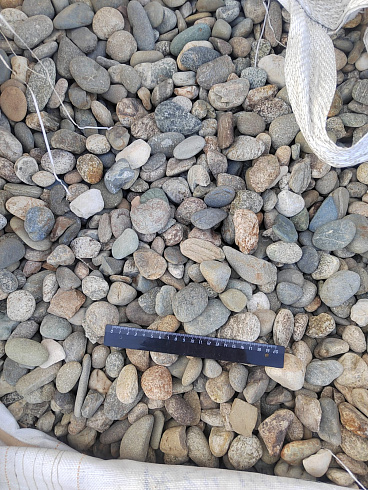 Kamenclub.ru: Галька речная окат (пестрая) фр. 20-40 мм. купить  в Костроме галька речная пестрая, серая, серые оттенки галька речная окатанная округлая 5000 руб/т   фото КАМЕНЬ КЛУБ