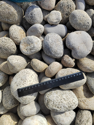 Kamenclub.ru: Галька речная окат (серо-белая) фр. 70-120 мм купить  в Костроме галька галечник бело-серая, серо-белая, серая, белая речная природная галька  8000 руб/т   фото КАМЕНЬ КЛУБ