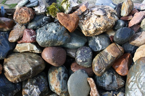 Kamenclub.ru: Ландшафтные валунчики фр.100-500 мм.  купить в Костроме крупный природный камень серый, темно-серый, светло-серый речной валун крупный 4800 руб/т   фото КАМЕНЬ КЛУБ