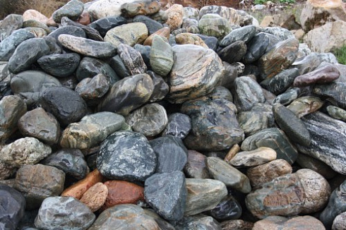 Kamenclub.ru: Ландшафтные валунчики фр.100-500 мм.  купить в Костроме крупный природный камень серый, темно-серый, светло-серый речной валун крупный 4800 руб/т   фото КАМЕНЬ КЛУБ