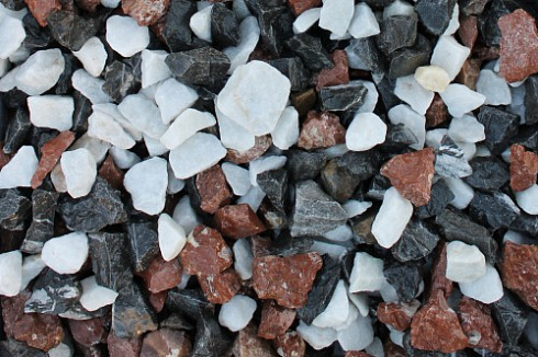 Kamenclub.ru: Мраморная крошка (щебень крошка микс : белый-черный-розовый) фр. 3-5 мм.  купить в Костроме мрамор белый, черный, розовый, разноцветный мраморная каменная крошка декорвтивная 12000 руб/т   фото КАМЕНЬ КЛУБ