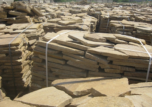 Kamenclub.ru: Песчаник пластушка желтый с рисунком (3 см)  купить в Костроме песчаник желтый с рисунком, рыжий, желтый песчаник пластушка ландшафтная рваная 8 500 руб/м3   фото КАМЕНЬ КЛУБ