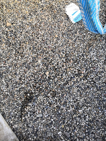 Kamenclub.ru: Галька речная окат (серая) фр.3-5 мм купить  в Костроме галька речная серая бежевый темно-серый окатанный речной камень округлый 9500 руб/т   фото КАМЕНЬ КЛУБ