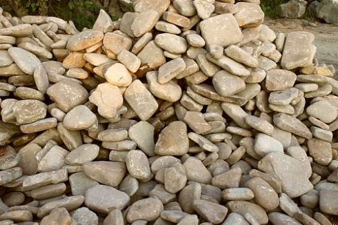 Kamenclub.ru: Песчаник для мощения дорожек, площадок, парковок ( фр 5-10 см)  купить в Костроме песчаник  серый желтый коричневый рыжий песчаник оголтованный окатанный 6500 руб/т   фото КАМЕНЬ КЛУБ