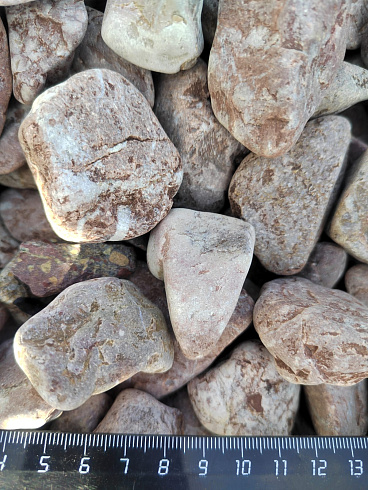 Kamenclub.ru: Мраморная крошка (щебень галтованный розовый) фр.20-40 мм.  купить в Костроме мрамор розовый, красный оголтованный округлый щебень  15000 руб/т   фото КАМЕНЬ КЛУБ