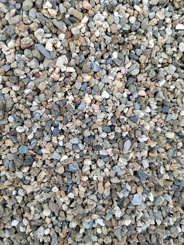 Kamenclub.ru: Галька речная окат (серая) фр.3-5 мм купить  в Костроме галька речная серая бежевый темно-серый окатанный речной камень округлый 9500 руб/т   фото КАМЕНЬ КЛУБ