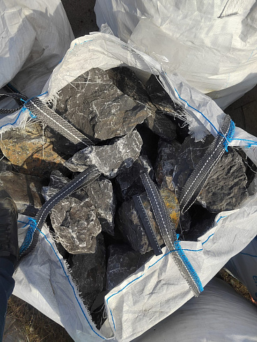 Kamenclub.ru: Черный мрамор скальник фр. 100-500 мм.  купить в Костроме мрамор черный белый серый крупный колотый валун ландшафтный 8500 руб/т   фото КАМЕНЬ КЛУБ