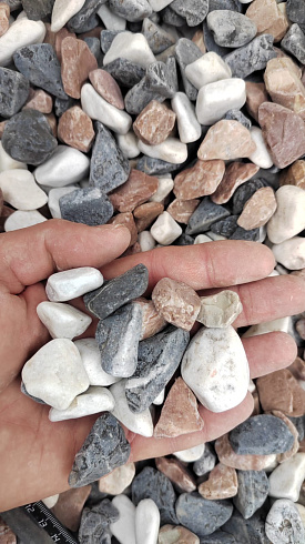 Kamenclub.ru: Мраморная крошка (щебень галтованный микс:белый-зеленый-розовый) фр.20-40 мм.  купить в Костроме мрамор белый, зеленый, розовый мрамор декоративный (галтовка) 15500 руб/т   фото КАМЕНЬ КЛУБ