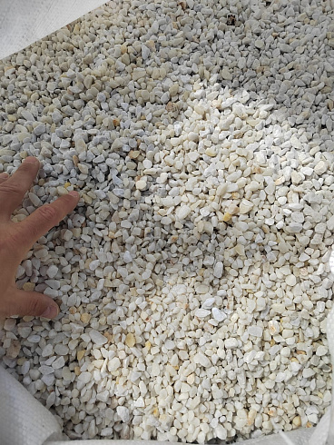 Kamenclub.ru: Мраморная крошка, щебень, цвет-белый, фр. 5-10 мм.  купить в Костроме мрамор белый, айвори, молочный мраморная каменная крошка ландшафтная 12000 руб/т   фото КАМЕНЬ КЛУБ