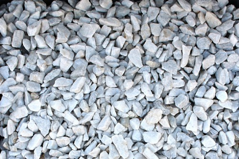 Kamenclub.ru: Мраморная крошка, щебень, цвет-белый, фр. 3-5 мм.  купить в Костроме мрамор белый молочный бежевый мрамор колотый 11500 руб/т   фото КАМЕНЬ КЛУБ