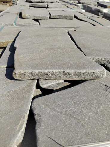 Kamenclub.ru: Песчаник пластушка светло-серый (4,0 - 6,0 см)  купить в Костроме плитняк - пластушка светло-серый песчаник 12600 руб/м3   фото КАМЕНЬ КЛУБ