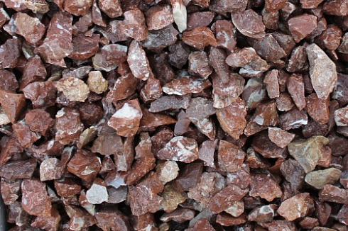 Kamenclub.ru: Мраморная крошка (щебень крошка розовый) фр. 3-5 мм.  купить в Костроме мрамор розовый, красный декоративная ландшафтная мраморная крошка 11500 руб/т   фото КАМЕНЬ КЛУБ