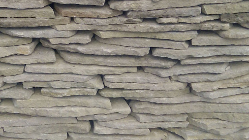 Kamenclub.ru: Песчаник пластушка светло-серый (3,0 см)  купить в Костроме песчаник светло-серый, серый песчаник рваный ландшафтный колотый 13800 руб/м3   фото КАМЕНЬ КЛУБ