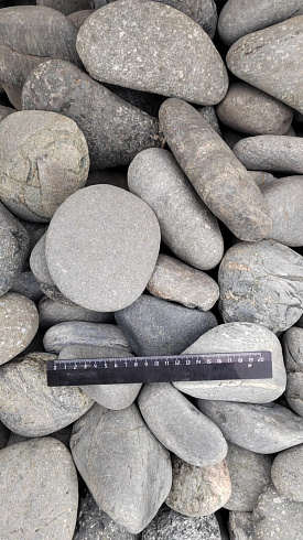 Kamenclub.ru: Галька речная окат (темно-серая) фр. 70-150 мм. купить  в Костроме галька речная темно-серая, синяя, серая речная галька округлая  8000 руб/т   фото КАМЕНЬ КЛУБ