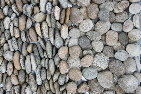 Kamenclub.ru: Галька речная плоская (серо-белая) фр. 70-120 мм. купить  в Костроме галька галечник речной серый, белый окатанная плоская  природная галька 9000 руб/т   фото КАМЕНЬ КЛУБ