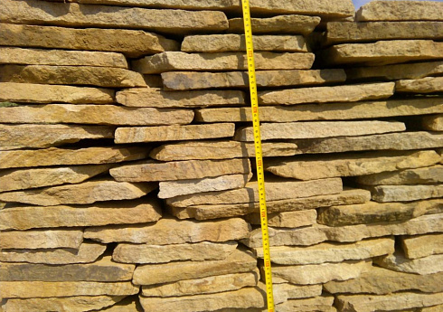 Kamenclub.ru: Песчаник пластушка желтый с разводом под дерево (2 см)  купить в Костроме плитняк желтый с разводами, желтый, рыжий, серый песчаник пластушка рваная ландшафтная 11 000 руб/м3   фото КАМЕНЬ КЛУБ