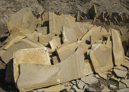 Kamenclub.ru: Форматный камень (плаха) пошаговая дорожка от 70-150 см (4 -12 см)  купить в Костроме плитняк  форматный плаха желтый песчаник 9 000 руб/т   фото КАМЕНЬ КЛУБ